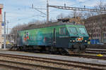 Re 446 016-8 (ex SOB) steht auf einem Abstellgleis beim Basler Rheinhafen.