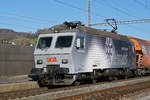 Re 446 017-6 (ex SOB) durchfährt den Bahnhof Gelterkinden.