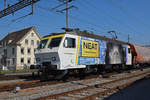 Re 446 015-0 (ex SOB) durchfährt den Bahnhof Pratteln.