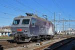 Re 446 017-6 (ex SOB) durchfährt solo den Bahnhof Pratteln.