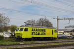 Re 446 018-4 (ex SOB) durchfährt den Bahnhof Pratteln.