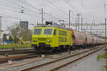 Re 446 018-4 (ex SOB) durchfährt den Bahnhof Pratteln.