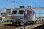 Re 446 017-6 (ex SOB) durchfährt solo den Bahnhof Pratteln.