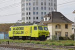 Re 446 018-4 (ex SOB) durchfährt den Bahnhof Pratteln.