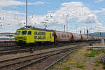 Re 446 018-4 durchfährt den badischen Bahnhof.