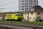 Re 446 018-4 (ex SOB) durchfährt solo den Bahnhof Pratteln.