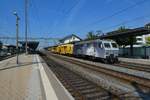 Die Re 446 017 der EDG fährt mit dem Zug 63165 RBL-St.Margrethen durch den Bahnhof Weinfelden. Die EDG bespannt den Nahgüterzug 63165 Montags und Dienstags mit einer Re 446. Er ist sehr gut zu fotografieren, ist er doch beinahe auf der ganzen Strecke in gutem Licht. Weinfelden, 14.9.2020