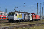 Die Re 446 015-0 schleppt die Rangierlok 847 907-3 durch den badischen Bahnhof.