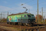 Re 446 016-8 (ex SOB) durchfährt den badischen Bahnhof.