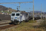 Re 446 017-6 (ex SOB) wartet auf dem Nebengleis beim Bahnhof Gelterkinden.