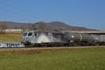 Re 446 017-6 der EDG fährt Richtung Bahnhof Itingen.