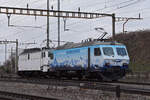 Doppeltraktion, mit den Loks 412 002-8 und 446 018-4 der EDG durchfährt den Bahnhof Pratteln.