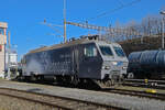 Re 446 017-6 der DEG steht am 27.12.2024 auf einem Abstellgleis beim Basler Rheinhafen.