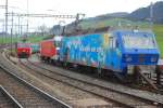 Re 446 016 der SOB steht am 17.11.09 in Samstagern schon vor einer SBB-Garnitur bereit, whrend Re 446 015 und Re 456 143 in Ostwind-Werbung scheinbar noch lnger nichts zu tun haben.