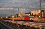 Re 446 015 mit Postzug bei Pfffikon SZ am 19.06.2011