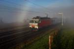 Die Re 446 015 der SOB zieht den Voralpenexpress frühmorgens aus dem dichten Nebelmeer raus ans Sonnenlicht,dabei ist ein Teil des Radiuses eines sehr selten zu sehenden Nebelbogens vor der Lok