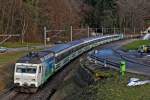 >wer ist schneller,der Bube die Autos oder der Voralpenexpress>  Re 456 091 schiebt am VAE bei Bollingen Richtung Schmerikon.