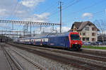 Re 450 082-3 durchfährt den Bahnhof Rupperswil.