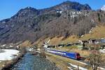 Die Bahn im Kanton Glarus: Luchsingen ist eines der wenigen Dörfer, wo noch eine Siedlung mit typischen alten Holzgebäuden steht.