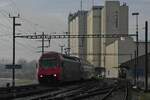 Einfahrt von Re 450 025-2 als S8 18846 von Zürich HB nach Weinfelden in die Station Müllheim-Wigoltingen am 06.01.2015. Aufnahmestandort außerhalb des Gleisbereichs auf der öffentlich zugänglichen Fläche für den ehemaligen Güterumschlag.