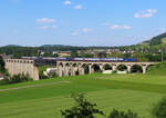 DPZ (Doppelstockpendelzug) der Linie S9 von Schaffhausen nach Uster überquert den Rhein auf dem Rheinviadukt bei Eglisau.