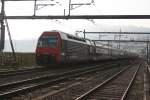 Am frhen Morgen des 14.4.2009 hat soeben eine S2 mit der Re 450 112 am Zugschluss den Bahnhof Richterswil in Richtung Ziegelbrcke verlassen. 