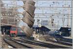 Da es bei den SBB auch immer noch ltere Wagen mit Fenster zum ffnen gibt, werden herausgestreckte Hnde und Kpfe vor einer Baustelle bei Zrich Oerlikon mittels dieser Besen gewarnt.