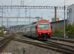 Re 450 100-3 ''Rudolfingen'' am 15.9.2010 in Oberwinterthur. Aufmerksame Betrachter merken, dass an diesem DPZ der Steuerwagen fehlt. Dies hat einen einfachen Grund, um diese Komposition ohne Hilfskupplung in einem Zug zu berfhren, wurde der Steuerwagen gegen die Lok gekuppelt, denn zwischen den Wagen ist eine normale UIC-Schraubenkupplung vorhanden. An diesem Tag wurde die Komposition mit umfahren wieder ''normalisiert''.