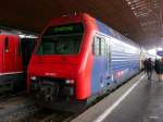 SBB - 450 002-1 als Ersatzzug nach Schaffhausen im Hauptbahnhof Zrich am 02.12.2012