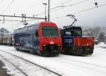 SBB: Die Re 450 073 mit dem Revisionsdatum vom 30.12.2014 bei einer Begegnung mit der Eem 923 004-6  ROGGEN  in Oensingen am 30.