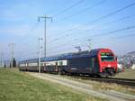 Die modernisierte SBB Re 450 081  Weiningen  verkehrte am 29.1.17 als S9 nach Uster. Das Foto enstand bei der Glattfelderstrasse, in Eglisau (kurz vor der Verzeigung der Strassen Lärchhof, Hiltenberstr. und Glattfelderstr.). 