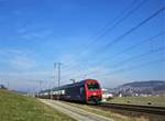 Die modernisierte SBB Re 450 047  Seegräben  verkehrte am 29.1.17 als S9 nach Rafz. Das Foto enstand bei der Glattfelderstrasse, in Eglisau (kurz vor der Verzeigung der Strassen Lärchhof, Hiltenberstr. und Glattfelderstr.). 