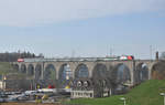 Ein VAE (Voralpenexpress, bestehend aus zwei Re 465 und Revivo Wagen) der SOB überquert den Weissenbach Viadukt in Herisau.