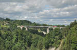 Ein Voralpenexpress, bestehen aus zwei Re 456 und Revivo Wagen, fährt über den Sitterviadukt zwischen St.