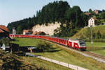 Sehr seltener Grossverkehr auf RM/VHB
Im August 1994, wurde diese Strecke noch durch die VHB für den Personen- sowie den Güterverkehr betrieben. Damals, stand ich ganz  ALLEINE UND VERLASSEN  an der heutigen Museumsstrecke Sumiswald Grünen - Huttwil der Genossenschaft Museumsbahn Emmental GmbH, als ich den ausserordentlich langen Sonderzug mit der passenden VHB Re 456 142 bei Gammenthal-Sumiswald verewigte.
Foto: Walter Ruetsch