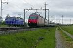 Auf der Fahrt von Romanshorn nach Brig fhrt Re 460 049-9 am 03.05.2019 mit den Wagen des IC 826 an der auf dem Auszieh-/Stumpengleis des Stadler-Werkes in Erlen abgestellten Re 456 111-4 der M-Rail