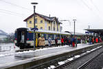 HÖFNER NARRENFAHRT 2019.
Die 42. Höfner Narrenfahrt fand am Sonntag den 6. Januar 2019 statt. Der in Samstagern bereit gestellte Sonderzug traf pünktlich am Zielort  QUASTENECK , beziehungsweise Küssnacht am Rigi ein. Seit vielen Jahren findet diese Fahrt am Dreikönigstag statt. 
Da für mich dieses Jahr Aufnahmen terminlich nicht möglich sind, stellte ich Impressionen aus dem Jahre 2019 ein. Geführt wurde der Narrenzug mit der Re 456 der Müller Gleisbau AG, ehemals SOB/RM.
Foto: Walter Ruetsch 