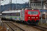 Zuglok Re 456 095 fährt am trüben Tage des 14.12.2014 mit dem VAE in den Bahnhof Schmerikon.