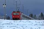 Die Elektrolokomitive der SOB,Re 456 094,taucht mit dem VAE bei Altmatt auf bevor neuerlicher Schneefall einsetzt.Bild vom 11.1.2015