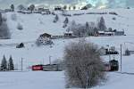 Zuglok Re 456 094 und Schublok Re 456 092 verschwinden mit dem VAE nach Biberbrugg hinab.Bild vom 11.1.2015