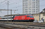 Re 460 067-2 durchfährt den Bahnhof Pratteln.