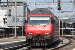 Am 02.09.2016 verlässt 460 033 mit ihrem DostoIC den bahnhof Luzern in Richtung Zürich.