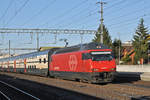 Re 460 060-7 durchfährt den Bahnhof Rothrist.