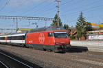 Re 460 078-9 durchfährt den Bahnhof Rothrist.