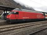 Die revidierte Re 460 084  Helvetia  nach der Einfahrt in den Bhf Interlaken Ost mit einem Mutz im Hintergrund, am 19.3.17.