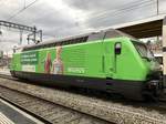 Re 460 080 mit der Migros Werbung am IC nach Basel, am 21.3.17 im Bhf Bern.