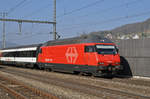 Re 460 051-6 durchfährt den Bahnhof Gelterkinden.