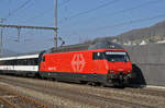 Re 460 030-0 durchfährt den Bahnhof Gelterkinden.