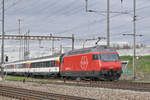 Re 460 046-6 durchfährt den Bahnhof Pratteln.