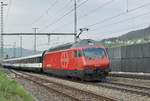 Re 460 109-2 durchfährt den Bahnhof Gelterkinden.